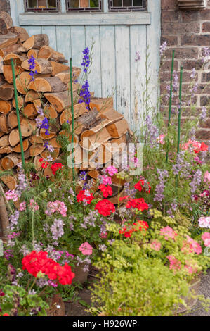 Pile de bois dans un chalet jardin dans le Kent en Angleterre Banque D'Images
