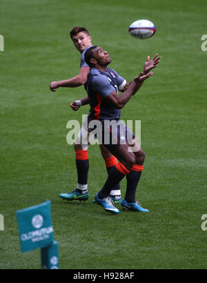 L'Angleterre et Rokoduguni Semesa Henry Slade pendant une session de formation au stade de Twickenham, Londres. Banque D'Images