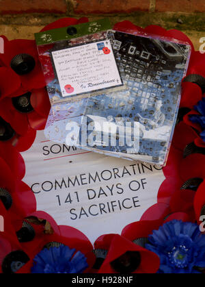 Un hommage à Ernest Rifleman Ralph Gray, de la 9e Bataillon King's Royal Rifle Corps, qui a été tué dans l'action en 1916, en prévision d'un service au mémorial de Thiepval dans le nord de la France pour marquer le centenaire de la dernière journée de la bataille de la Somme. Banque D'Images