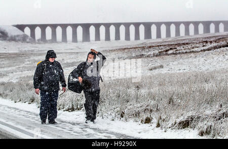 Les promeneurs sur la route entre Ingleton et Hawes dans le Yorkshire Dales National Park après l'hiver a apporté au sol dans la neige dans le nord de l'Angleterre. Banque D'Images