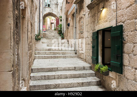 Vieille en étapes dans une ruelle étroite dans l'ancienne ville de Korcula Croatie Banque D'Images