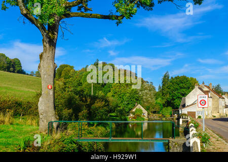 Le village de Bligny-sur-Ouche, en Côte d'or, Bourgogne, France Banque D'Images