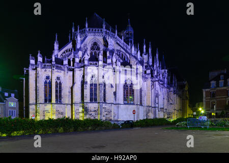 Vue nocturne de la cathédrale (Cathédrale Saint-Martin), à Nevers, Bourgogne, France Banque D'Images