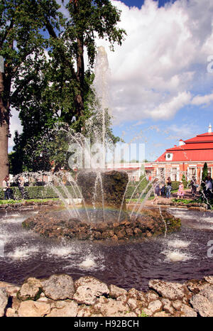 Les fontaines du parc inférieur dans le palais de Peterhof, Peterhof, près de Saint-Pétersbourg, Russie Banque D'Images