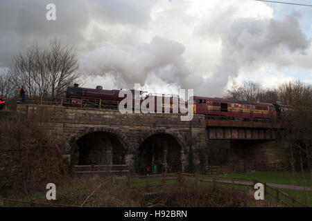 Sur le train à vapeur de fer Lancs Banque D'Images