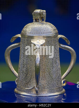 La Calcutta Cup est un trophée remis au gagnant du match du championnat annuel de Six Nations entre l'Angleterre et l'Écosse. Banque D'Images