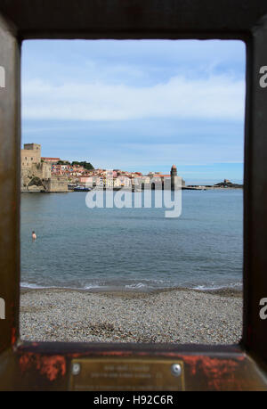 Vue à travers l'un des windows artistique sur la baie de Collioure. France Banque D'Images
