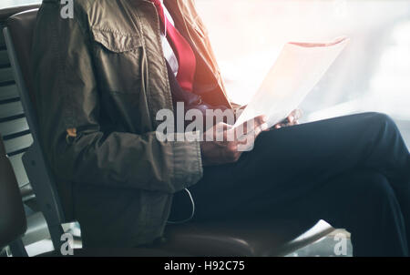 Station d'attente businessman Reading Travel Concept Banque D'Images