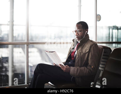 Station d'attente businessman Reading Travel Concept Banque D'Images