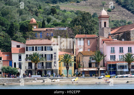 Hôtels le long de la baie de Collioure. France Banque D'Images