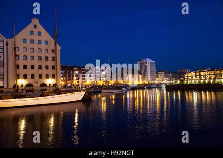 Vue nocturne d'un bateau à voile sur la rivière Motlawa en face de la National Maritime Museum à Gdansk Pologne Banque D'Images