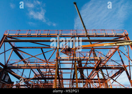 Cadre en acier / école / bâtiment en cours de construction / assemblées / construit sur un site de construction avec soleil et ciel bleu. UK Banque D'Images