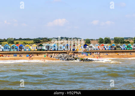 Rangée de cabines colorées sur la plage de Southwold, UK Banque D'Images