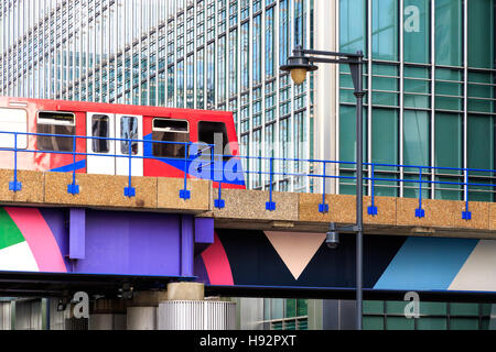 Docklands Light Railway à Canary Wharf Banque D'Images