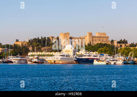 EXCURSION EN BATEAU, le port de Mandraki, le port, le PALAIS DU GRAND MAÎTRE, VILLE DE RHODES, l'île de Rhodes, l'Egée, Grèce Banque D'Images