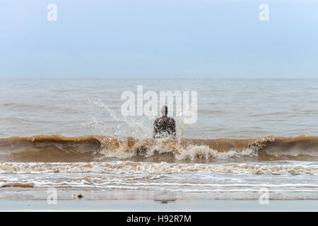 Anthony Gormley's art installation 'un autre endroit' à Crosby Beach à Liverpool. Banque D'Images