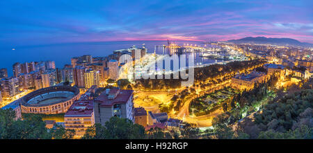 Panorama de la côte de la mer et du port de Malaga sur le coucher du soleil, Andalousie, Espagne Banque D'Images