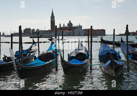 Gondoles amarrées en face de la lagune depuis l'église de San Giorgio, Venise, Italie. Banque D'Images
