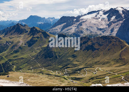 Vue depuis la station de ski de Canazei montrant la chaîne de montagnes des Dolomites, région du Trentin, Tyrol du Sud, Italie. Banque D'Images