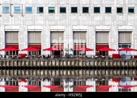 Le restaurant en front de mer dans la région de Canary Wharf, le quartier financier de Londres Banque D'Images