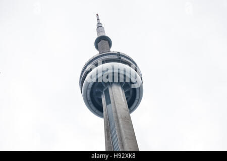 Toronto, Canada - le 16 novembre 2016:regardant vers le haut à la Canadian National (CN) Tour Banque D'Images
