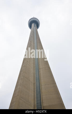 Toronto, Canada - le 16 novembre 2016:regardant vers le haut à la Canadian National (CN) Tour Banque D'Images
