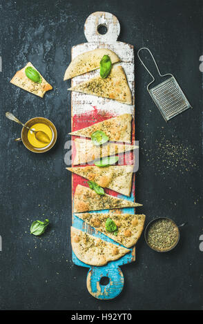 Pain focaccia italienne maison avec verre de vin rose Banque D'Images