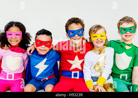 Super Héros Enfants amis jouant ensemble Concept Banque D'Images