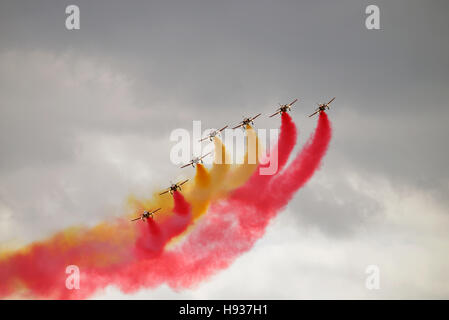 Spanish Air force aerobatic affichent des coupes, Patrulla Aguila, voler par temps nuageux Banque D'Images