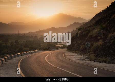 Une route à travers la vallée de Swat au Pakistan pendant le coucher du soleil. Banque D'Images