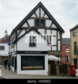 La Fish House est situé dans un bâtiment typique de style Tudor, en bois noir et blanc bâtiment à Ludlow Shropshire. Banque D'Images