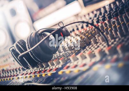 Mixer et casques professionnels dans le studio d'enregistrement. Le mixage sonore 24. La maîtrise du son pour la radio et la télévision. Banque D'Images