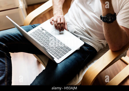 Man Using Laptop Concept coin fauteuil Banque D'Images