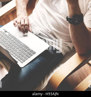 Man Using Laptop Concept coin fauteuil Banque D'Images