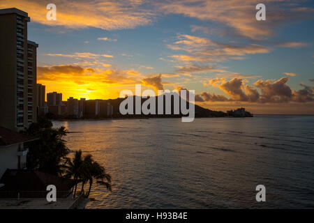 Lever du soleil, Diamond Head, la plage de Waikiki, Oahu, Hawaii Banque D'Images