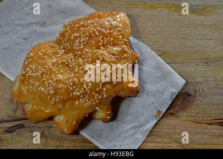 Pâtisserie autrichienne rempli de fruits de saison, couverte de miettes d'amandes enrobées de sucre, et sur du papier blanc sur fond de bois, vue d'en haut Banque D'Images