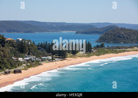 Vue aérienne vers le nord le long de Palm Beach et de l'océan à Sydney, avec Pittwater et la côte centrale derrière, Sydney, Nouvelle-Galles du Sud, Australie Banque D'Images