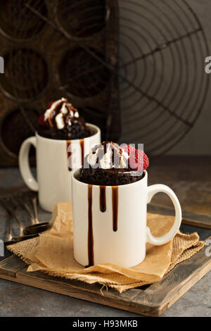 Gâteau au chocolat dans la tasse Banque D'Images