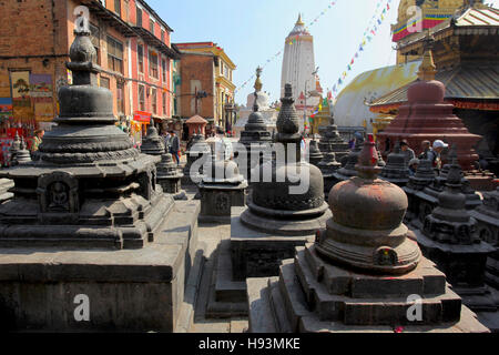 Les tombes de Swayambhunath, également connu sous le nom de Monkey Temple. Katmandou, Népal. Banque D'Images