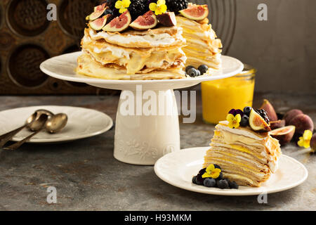 La mangue et le lait caillé de citron gâteau de crêpe Banque D'Images