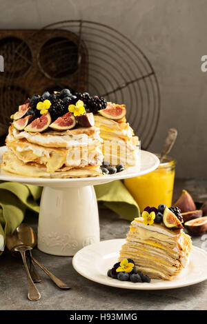 La mangue et le lait caillé de citron gâteau de crêpe Banque D'Images