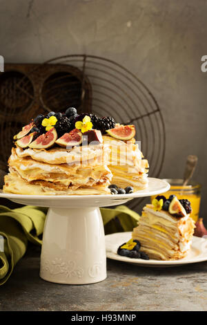 La mangue et le lait caillé de citron gâteau de crêpe Banque D'Images