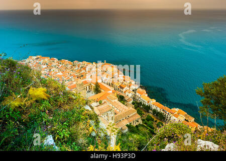 Areal view de Cefalu, Italie. Banque D'Images