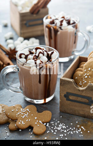 Chocolat chaud avec des guimauves et cookies Banque D'Images