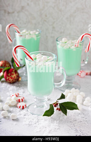 Menthe verte du chocolat chaud avec des guimauves Banque D'Images