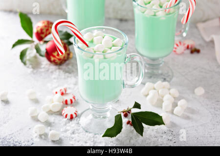 Menthe verte du chocolat chaud avec des guimauves Banque D'Images