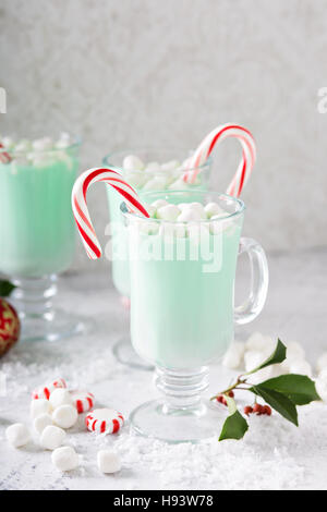 Menthe verte du chocolat chaud avec des guimauves Banque D'Images