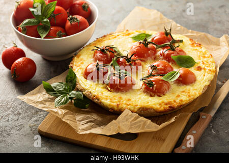 Délicieuse tarte au fromage avec des tomates cerises Banque D'Images