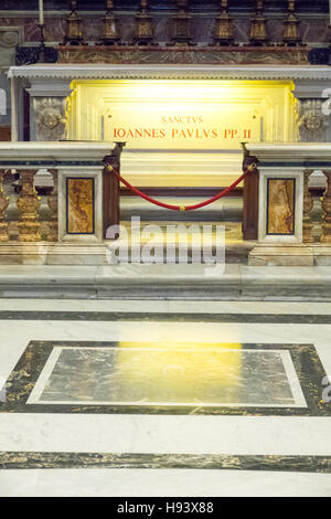 La tombe de l'ancien Pape Jean Paul II dans la Basilique St Pierre au Vatican à Rome Banque D'Images