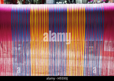 Fils multicolores sur un métier à tisser. Banque D'Images